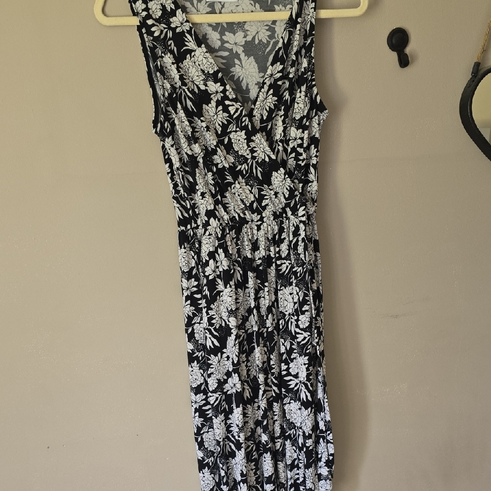 Kaileigh Black and White Sleeveless V-Neck Jumpsuit